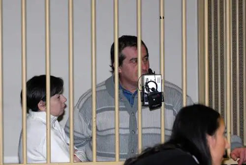 Ecco cosa non torna sulla macchia di sangue trovata sull'auto di Olindo