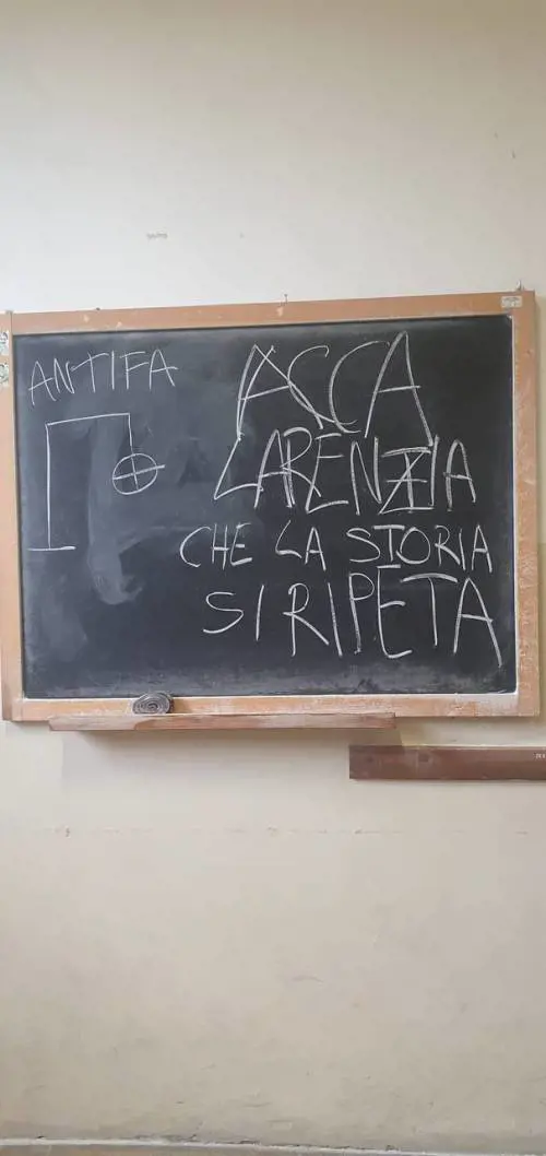 "Una nuova Acca Larentia". L'odio rosso sulla lavagna
