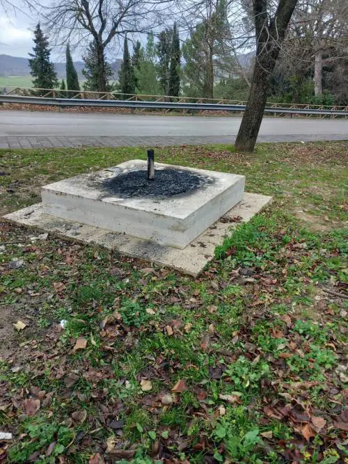 La scultura rasa al suolo dai vandali