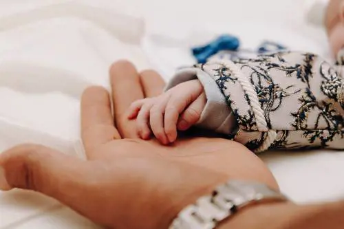 Dieci mesi per una visita specialistica: bimba muore a 8 mesi. Ai familiari 100mila euro