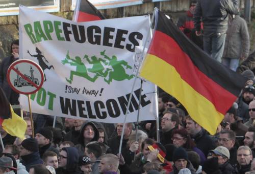 Il vertice segreto e i migranti da riportare in Africa: il piano che divide la Germania 