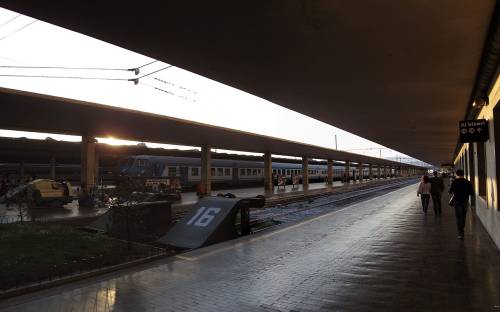Uomo investito in stazione a Firenze, treni cancellati e caos: cosa è successo
