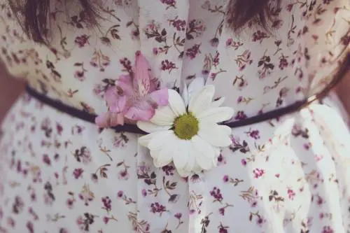 Pancia, l'abbigliamento più adatto per nasconderla con eleganza