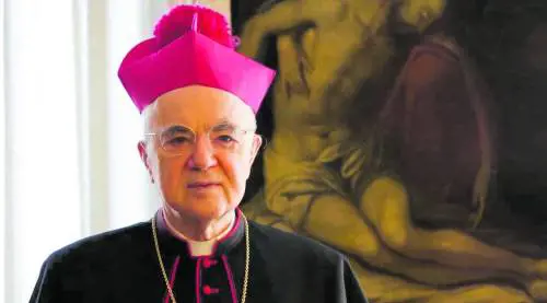 "Anti-papa, renderà conto dei crimini". L'attacco choc dello scomunicato Viganò