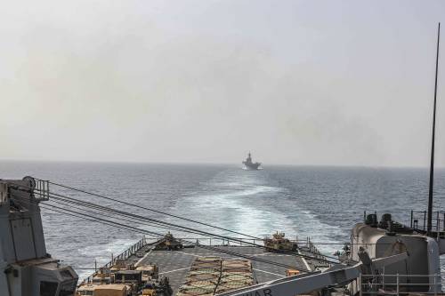 Missili degli Houthi contro una nave greca: alta tensione nel Mar Rosso