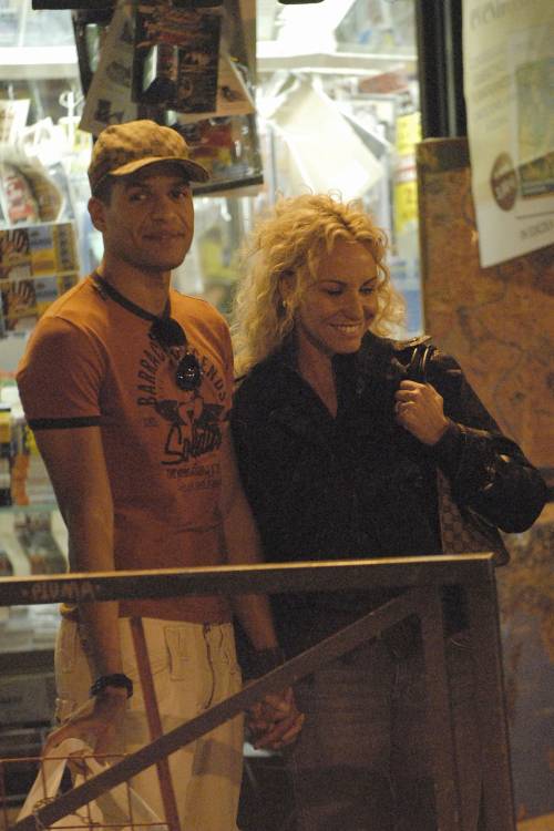 Antonella Clerici e il suo compagno Eddy Martens in un Mega Store della Capitale, sono le prime uscite della coppia. (2006)
