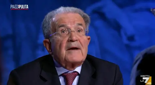 "Due piedi in due campi". Prodi attacca la Meloni 