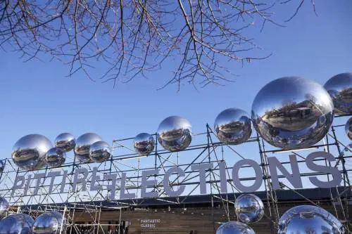 Abiti realizzati dai migranti dei centri d'accoglienza: l'ultima provocazione "radical chic"