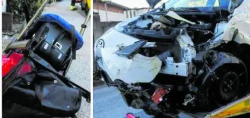 Auto invade marciapiede. Investe mamme e bimbi