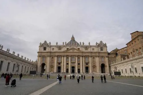 No a tatuaggi, piercing, convivenze e fotocopie. La stretta nella Basilica del Papa