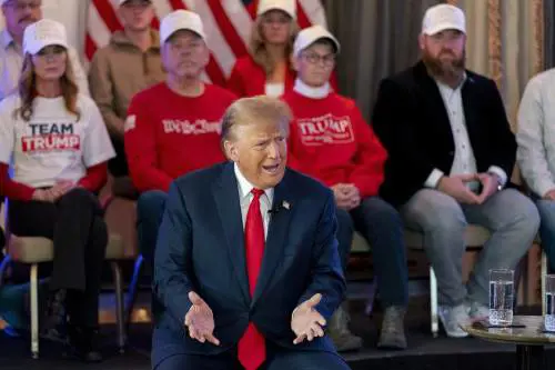 Trump sfida i rivali e il gelo. "Riprendiamoci l'America"