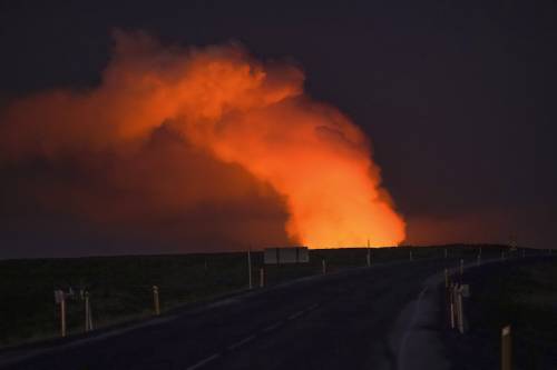 Islanda, l'eruzione fa paura: "Case sepolte dalla lava"