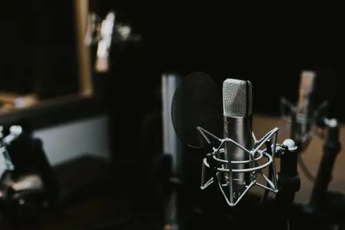 Bene Rtl e Deejay, ma nel 2023 ha vinto soprattutto la radio
