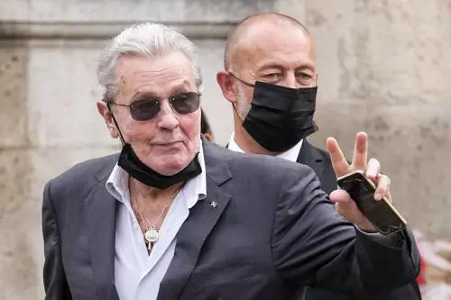 "Voglio morire, la vita è finita", il grido di disperazione di Alain Delon
