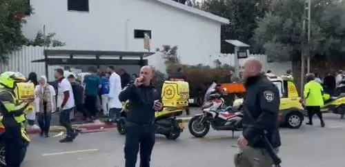 Attacco terroristico in Israele: un morto e almeno 19 feriti