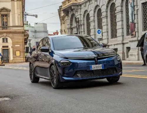 Nuova Lancia Ypsilon, la citycar si mostra senza veli in giro per Milano