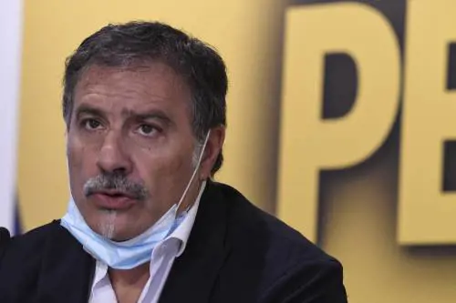 L'opposizione evoca la "questione morale". E arrestano due dem