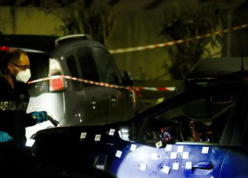 Ancora sangue a Roma, spari in strada: la pista del regolamento di conti