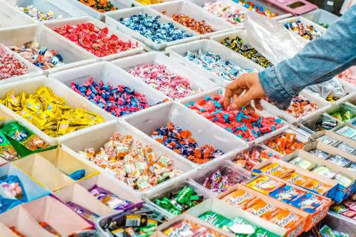 Mangiano caramelle gommose ma finiscono intossicati in ospedale