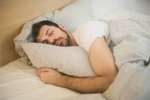 Apnea notturna del sonno, prima terapia con un farmaco per l'obesità: come funziona