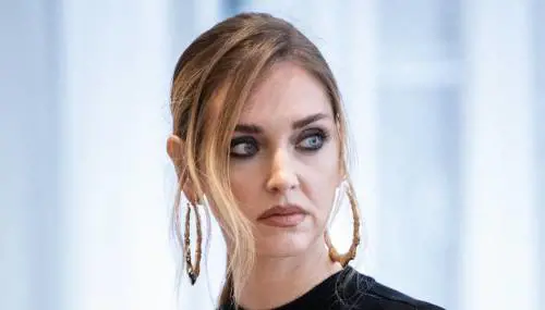 "Dagli fuoco". Odio social pure sul pigiama della Ferragni 