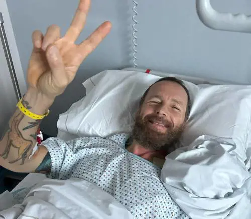 Jovanotti dimesso dall'ospedale dopo l'intervento al femore: "Ci vorrà tempo prima di ritrovarci"