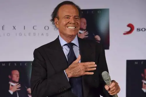 Julio Iglesias fermato in aeroporto, bagagli con 42 chili di cibo sequestrati 