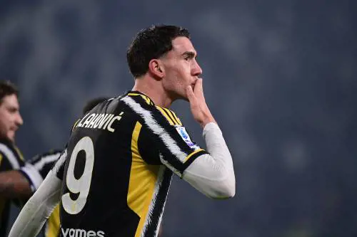 Vlahovic show e gol di Chiesa, la Juve stende il Sassuolo e risponde all'Inter