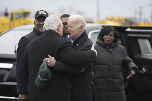 E Biden lancia la "strategia della paura". Incorona il rivale per mobilitare i Dem