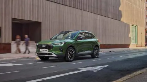 Nuova Ford Kuga restyling, ecco come cambia il celebre SUV