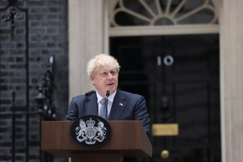 Boris Johnson e la nostalgia di Downing Street: cerca di portarsi a casa il portone d'ingresso