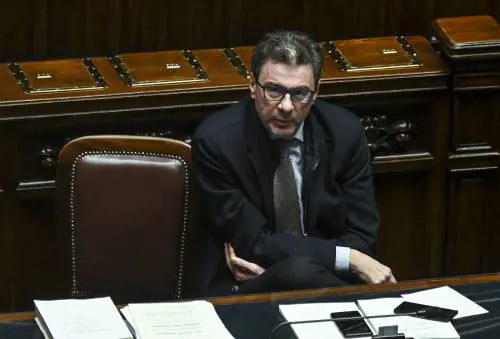 Suez, allarme di Giorgetti: torna l'incubo inflazione