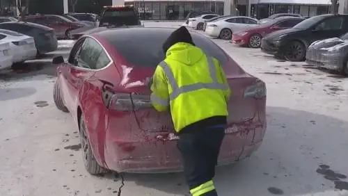 Batterie scariche per il freddo: le Tesla si fermano 