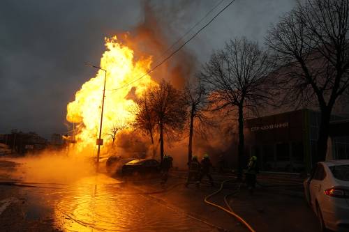 Colpire la produzione bellica: cosa c'è dietro la nuova strategia russa in Ucraina