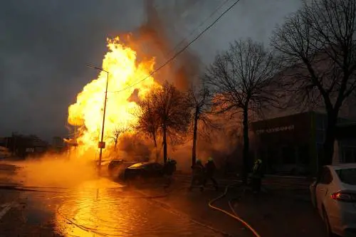 Colpire la produzione bellica: cosa c'è dietro la nuova strategia russa in Ucraina