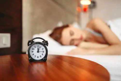 Infarti e ictus, chi si sveglia presto è "più protetto": lo studio