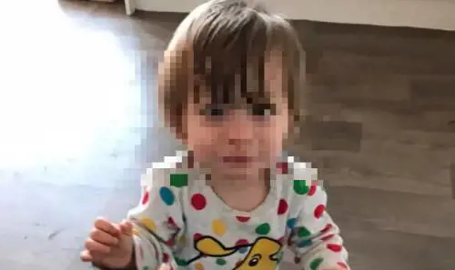 Il papà muore per infarto, bimbo di 2 anni trovato morto di fame vicino a lui