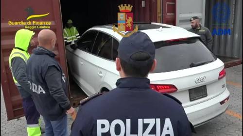 Maxi sequestro di auto al porto di Gioia Tauro, 251 veicoli rubati e contraffatti