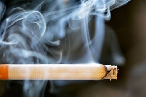 Si accende una sigaretta e fuma in aereo: multato a Bologna