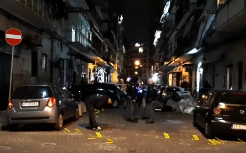 Scontro a fuoco tra giovani boss a Napoli: 80 colpi di pistola contro un 18enne, due feriti
