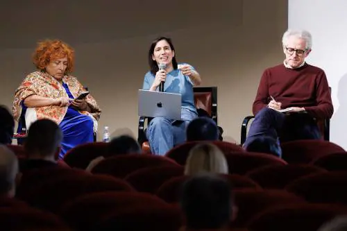 Attacchi, ironie sul centrodestra e poltrone vuote: il flop del Conclave dem