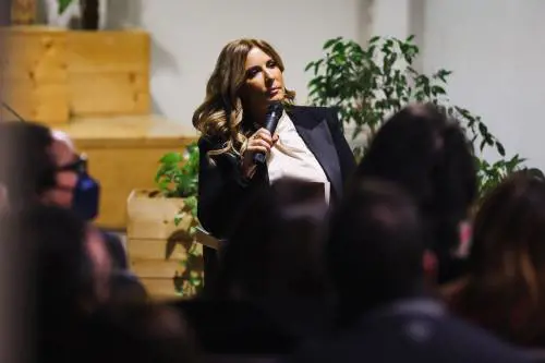 "Sono molto offesa". La frecciatina di Lucarelli a Cattelan: cosa è successo