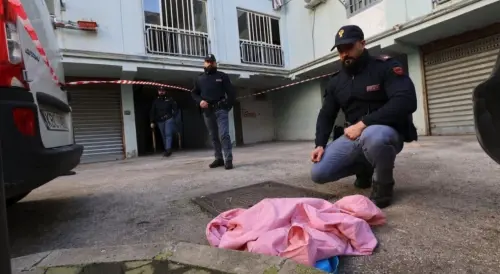 I killer entrano in casa di notte e lui si lancia dal balcone: morto 50enne