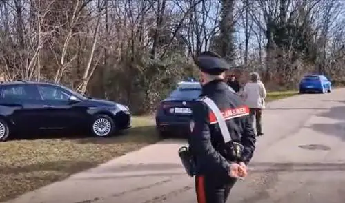 Cadavere trovato in un bosco a Treviso: sul corpo segni di coltellate