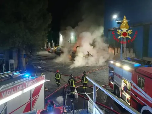 Mezzo prende fuoco alla Feralpi: 51enne muore carbonizzato