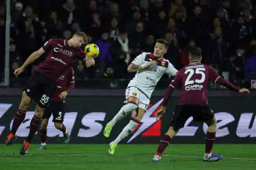 Salerno choc: sul pallone ora volano pure le pietre