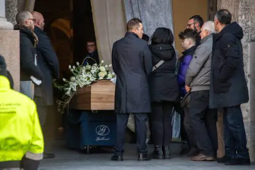 Farfalle sulla bara, striscioni, beneficienza: l'addio a Giovanna Pedretti