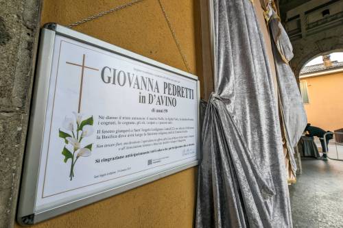 Oggi il funerale di Giovanna Pedretti: lo striscione contro la stampa, le farfalle sulla bara