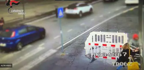 Trascinata sul marciapiede dai ladri: la rapina choc a Napoli | Video