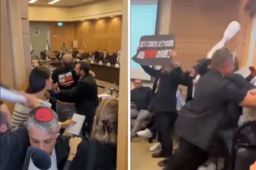 Israele, irruzione alla Knesset: l'ira dei parenti degli ostaggi israeliani | Il video